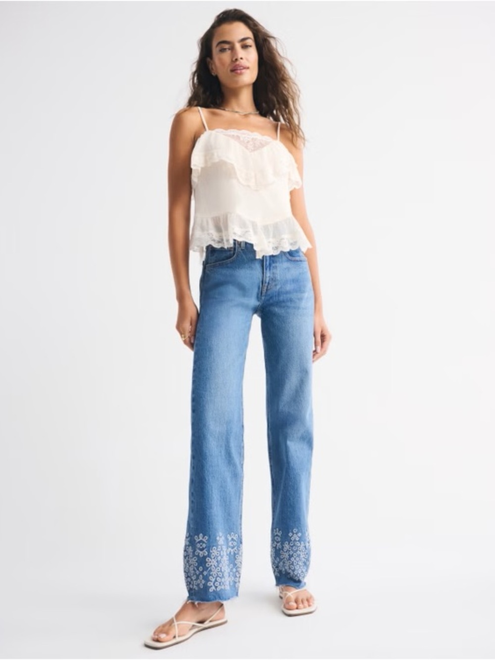 Abercrombie high rise relaxed size 28 regular. Fun detail on bottom!